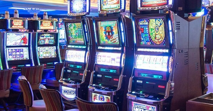 Reel Reflections: Casino Slot Machine Mirrors of Fortune